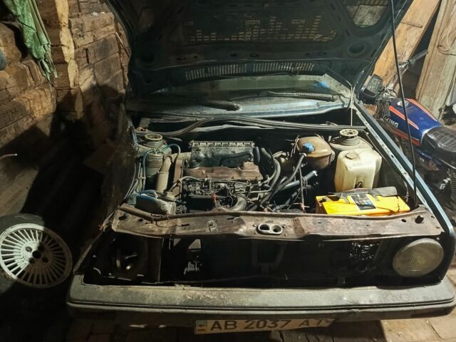 Синий Фольксваген Гольф, объемом двигателя 1.6 л и пробегом 1000 тыс. км за 500 $, фото 5 на Automoto.ua