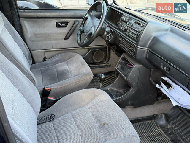 Синий Фольксваген Гольф, объемом двигателя 1.6 л и пробегом 250 тыс. км за 900 $, фото 3 на Automoto.ua