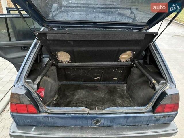 Синий Фольксваген Гольф, объемом двигателя 1.6 л и пробегом 401 тыс. км за 1650 $, фото 5 на Automoto.ua