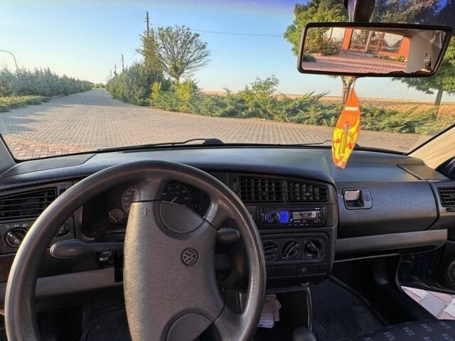 Синий Фольксваген Гольф, объемом двигателя 1.8 л и пробегом 230 тыс. км за 2400 $, фото 2 на Automoto.ua