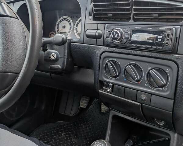 Синий Фольксваген Гольф, объемом двигателя 1.78 л и пробегом 104 тыс. км за 2000 $, фото 8 на Automoto.ua