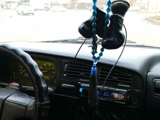 Синий Фольксваген Гольф, объемом двигателя 1.8 л и пробегом 1000 тыс. км за 1650 $, фото 4 на Automoto.ua