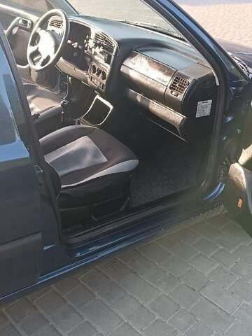 Синий Фольксваген Гольф, объемом двигателя 1.78 л и пробегом 298 тыс. км за 1999 $, фото 1 на Automoto.ua