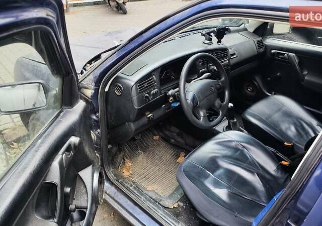 Синий Фольксваген Гольф, объемом двигателя 1.6 л и пробегом 98 тыс. км за 2200 $, фото 4 на Automoto.ua