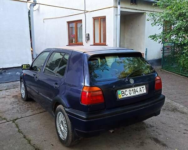 Синий Фольксваген Гольф, объемом двигателя 1.6 л и пробегом 207 тыс. км за 2200 $, фото 3 на Automoto.ua