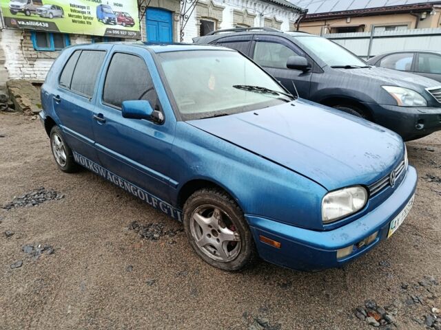 Синий Фольксваген Гольф, объемом двигателя 1.8 л и пробегом 400 тыс. км за 1800 $, фото 3 на Automoto.ua