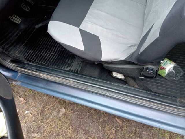 Синий Фольксваген Гольф, объемом двигателя 1.6 л и пробегом 350 тыс. км за 1400 $, фото 6 на Automoto.ua