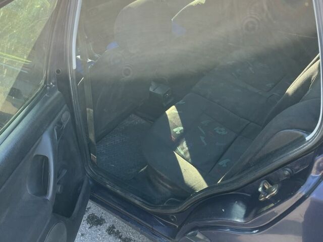 Синий Фольксваген Гольф, объемом двигателя 1.6 л и пробегом 3 тыс. км за 1300 $, фото 3 на Automoto.ua