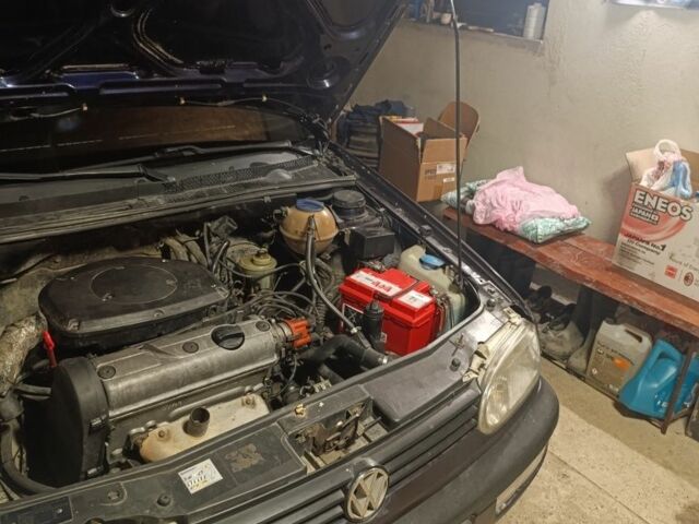 Синий Фольксваген Гольф, объемом двигателя 1.6 л и пробегом 278 тыс. км за 1950 $, фото 6 на Automoto.ua