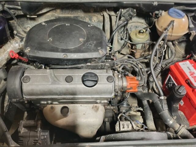 Синий Фольксваген Гольф, объемом двигателя 1.6 л и пробегом 278 тыс. км за 1950 $, фото 4 на Automoto.ua