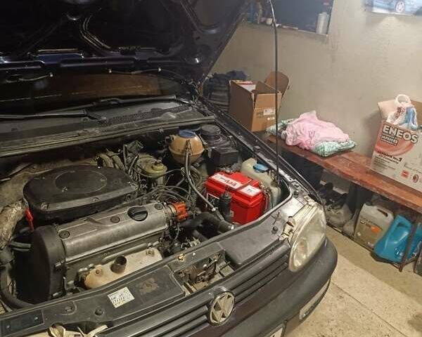 Синий Фольксваген Гольф, объемом двигателя 1.6 л и пробегом 278 тыс. км за 1950 $, фото 5 на Automoto.ua