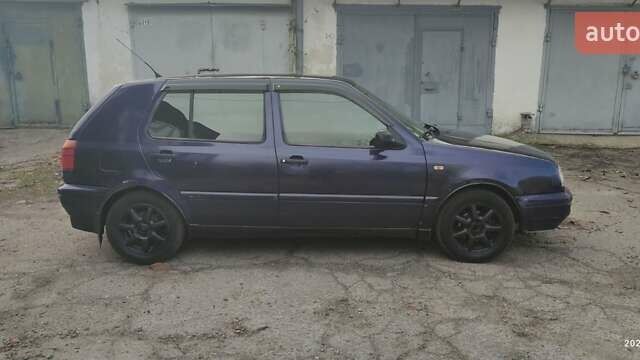 Синий Фольксваген Гольф, объемом двигателя 1.39 л и пробегом 200 тыс. км за 1650 $, фото 1 на Automoto.ua