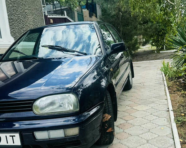 Синий Фольксваген Гольф, объемом двигателя 1.78 л и пробегом 60 тыс. км за 4000 $, фото 1 на Automoto.ua