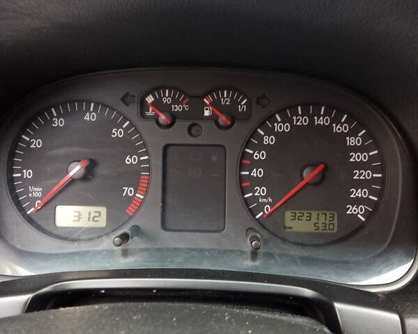 Синий Фольксваген Гольф, объемом двигателя 1.6 л и пробегом 346 тыс. км за 2300 $, фото 13 на Automoto.ua