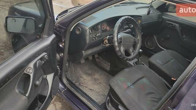 Синий Фольксваген Гольф, объемом двигателя 1.39 л и пробегом 200 тыс. км за 1650 $, фото 2 на Automoto.ua