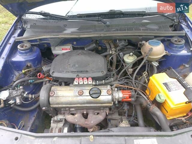 Синий Фольксваген Гольф, объемом двигателя 1.39 л и пробегом 275 тыс. км за 1600 $, фото 1 на Automoto.ua