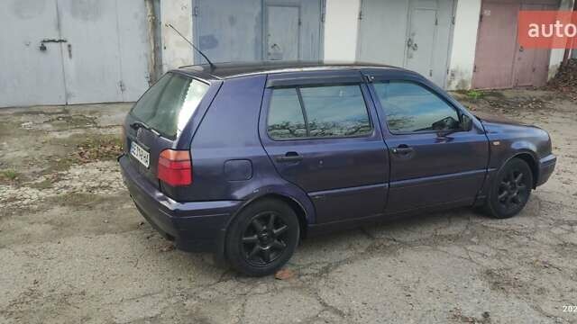 Синий Фольксваген Гольф, объемом двигателя 1.39 л и пробегом 200 тыс. км за 1650 $, фото 3 на Automoto.ua