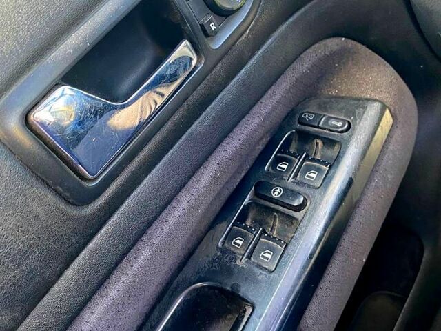 Синий Фольксваген Гольф, объемом двигателя 1.6 л и пробегом 291 тыс. км за 3600 $, фото 5 на Automoto.ua