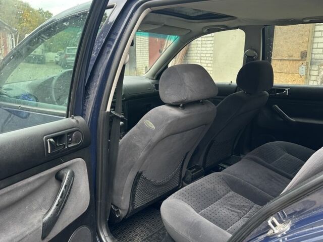 Синий Фольксваген Гольф, объемом двигателя 1.6 л и пробегом 283 тыс. км за 3500 $, фото 5 на Automoto.ua