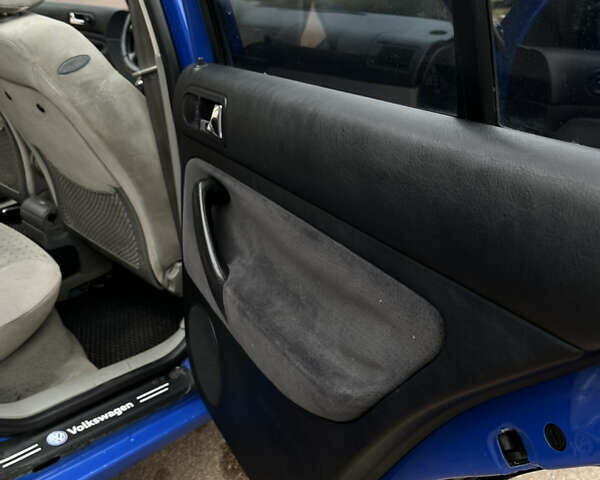 Синий Фольксваген Гольф, объемом двигателя 1.6 л и пробегом 308 тыс. км за 3450 $, фото 15 на Automoto.ua