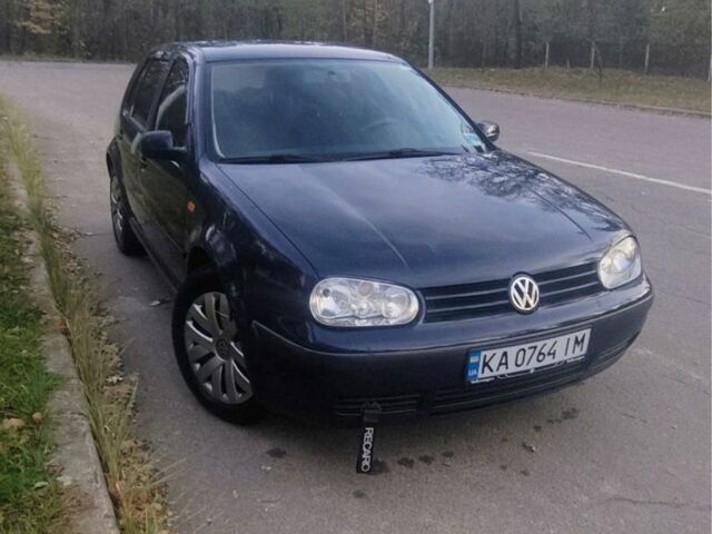 Синий Фольксваген Гольф, объемом двигателя 1.4 л и пробегом 300 тыс. км за 3999 $, фото 1 на Automoto.ua