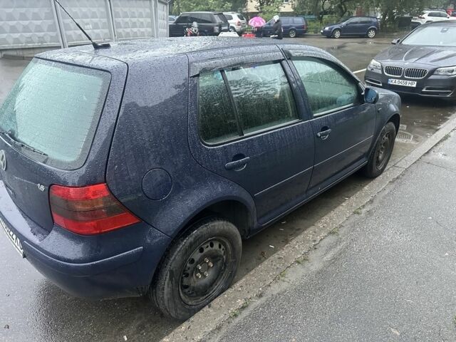 Синий Фольксваген Гольф, объемом двигателя 1.6 л и пробегом 260 тыс. км за 2450 $, фото 2 на Automoto.ua