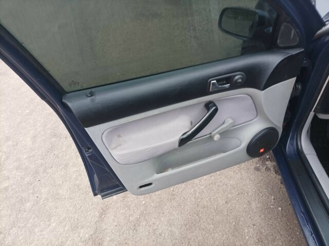 Синий Фольксваген Гольф, объемом двигателя 1.4 л и пробегом 349 тыс. км за 2400 $, фото 4 на Automoto.ua