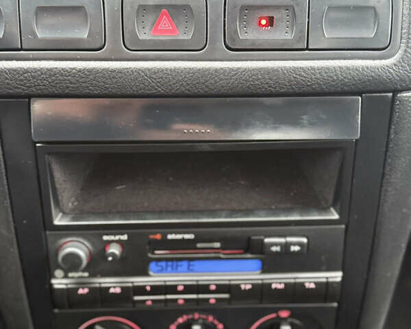 Синий Фольксваген Гольф, объемом двигателя 1.39 л и пробегом 213 тыс. км за 2750 $, фото 9 на Automoto.ua