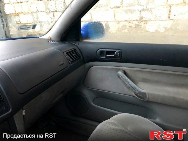 Синий Фольксваген Гольф, объемом двигателя 1.4 л и пробегом 250 тыс. км за 2500 $, фото 2 на Automoto.ua