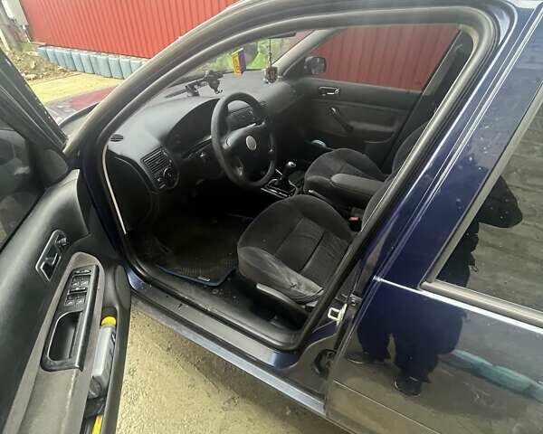 Синий Фольксваген Гольф, объемом двигателя 1.39 л и пробегом 289 тыс. км за 3800 $, фото 1 на Automoto.ua