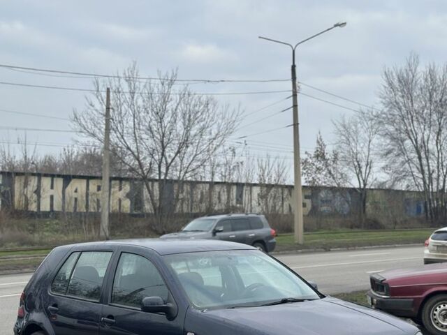 Синий Фольксваген Гольф, объемом двигателя 1.4 л и пробегом 300 тыс. км за 2300 $, фото 1 на Automoto.ua