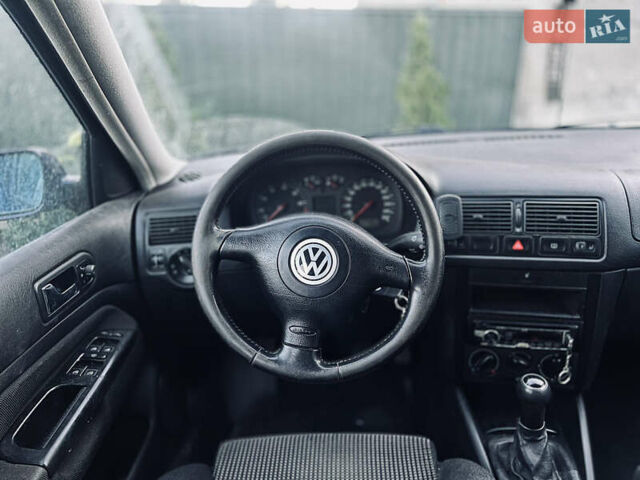 Синий Фольксваген Гольф, объемом двигателя 1.6 л и пробегом 246 тыс. км за 3950 $, фото 2 на Automoto.ua