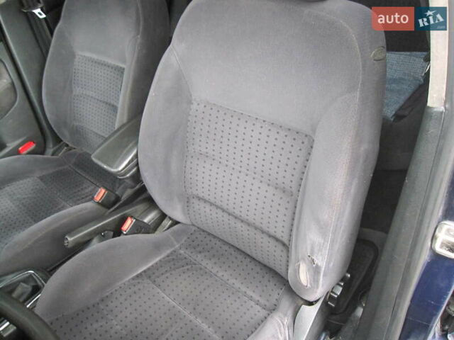 Синий Фольксваген Гольф, объемом двигателя 1.6 л и пробегом 400 тыс. км за 3500 $, фото 6 на Automoto.ua