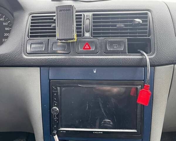 Синий Фольксваген Гольф, объемом двигателя 1.6 л и пробегом 300 тыс. км за 3200 $, фото 5 на Automoto.ua