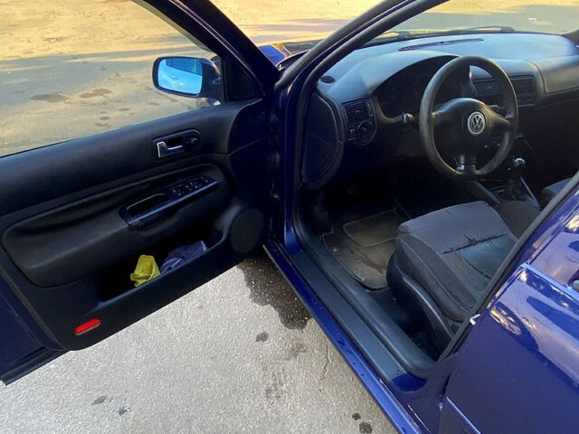 Синий Фольксваген Гольф, объемом двигателя 1.6 л и пробегом 360 тыс. км за 3700 $, фото 3 на Automoto.ua