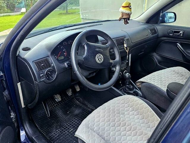 Синий Фольксваген Гольф, объемом двигателя 1.6 л и пробегом 364 тыс. км за 3600 $, фото 4 на Automoto.ua
