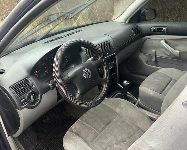 Синий Фольксваген Гольф, объемом двигателя 1.39 л и пробегом 300 тыс. км за 2400 $, фото 4 на Automoto.ua