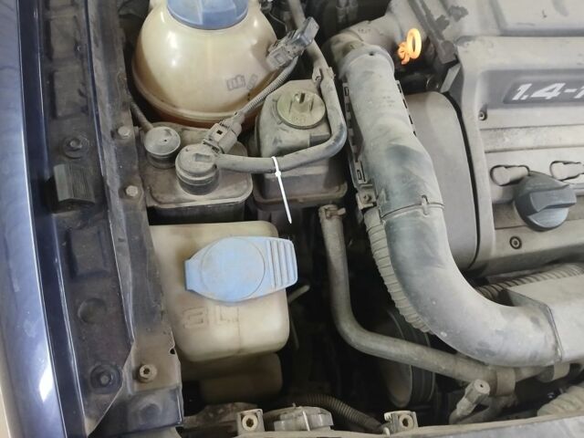 Синий Фольксваген Гольф, объемом двигателя 1.4 л и пробегом 297 тыс. км за 3000 $, фото 16 на Automoto.ua