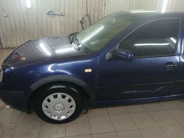 Синий Фольксваген Гольф, объемом двигателя 1.4 л и пробегом 297 тыс. км за 3000 $, фото 1 на Automoto.ua