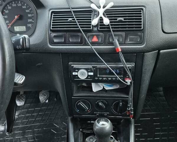 Синий Фольксваген Гольф, объемом двигателя 1.9 л и пробегом 318 тыс. км за 3499 $, фото 8 на Automoto.ua