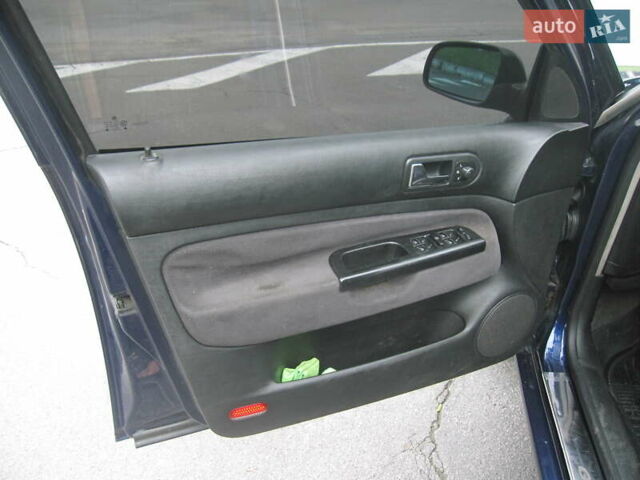 Синий Фольксваген Гольф, объемом двигателя 1.6 л и пробегом 400 тыс. км за 3500 $, фото 5 на Automoto.ua