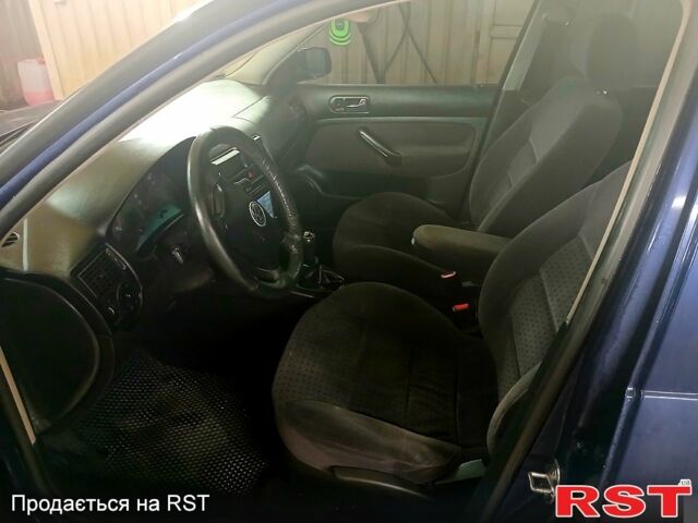 Синий Фольксваген Гольф, объемом двигателя 1.4 л и пробегом 275 тыс. км за 3000 $, фото 1 на Automoto.ua