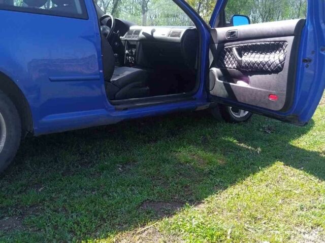 Синий Фольксваген Гольф, объемом двигателя 1.6 л и пробегом 330 тыс. км за 3500 $, фото 5 на Automoto.ua