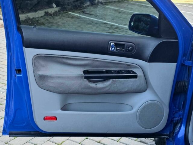 Синий Фольксваген Гольф, объемом двигателя 1.6 л и пробегом 200 тыс. км за 3500 $, фото 9 на Automoto.ua