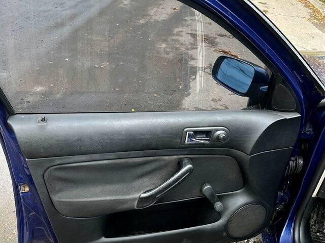 Синий Фольксваген Гольф, объемом двигателя 1.4 л и пробегом 325 тыс. км за 3800 $, фото 5 на Automoto.ua