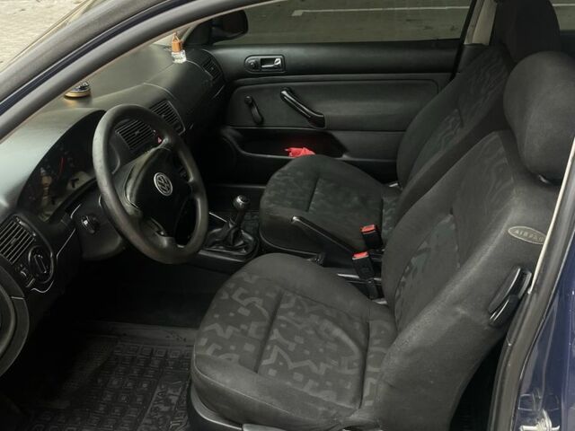 Синий Фольксваген Гольф, объемом двигателя 1.4 л и пробегом 270 тыс. км за 4000 $, фото 5 на Automoto.ua