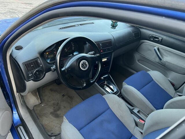 Синий Фольксваген Гольф, объемом двигателя 1.6 л и пробегом 208 тыс. км за 3500 $, фото 4 на Automoto.ua