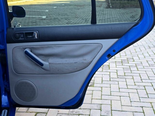 Синий Фольксваген Гольф, объемом двигателя 1.6 л и пробегом 200 тыс. км за 3500 $, фото 14 на Automoto.ua