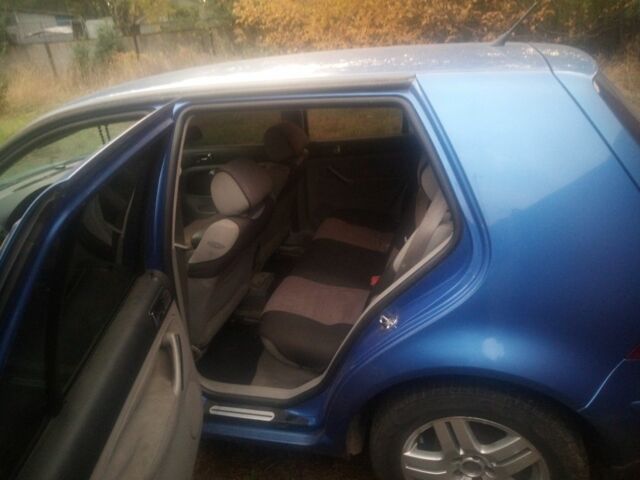 Синий Фольксваген Гольф, объемом двигателя 1.6 л и пробегом 425 тыс. км за 3500 $, фото 4 на Automoto.ua