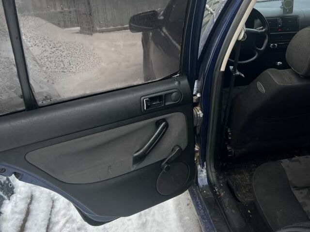 Синий Фольксваген Гольф, объемом двигателя 1.6 л и пробегом 270 тыс. км за 3300 $, фото 14 на Automoto.ua